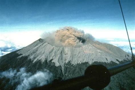 mount raung eruption cancelling flights